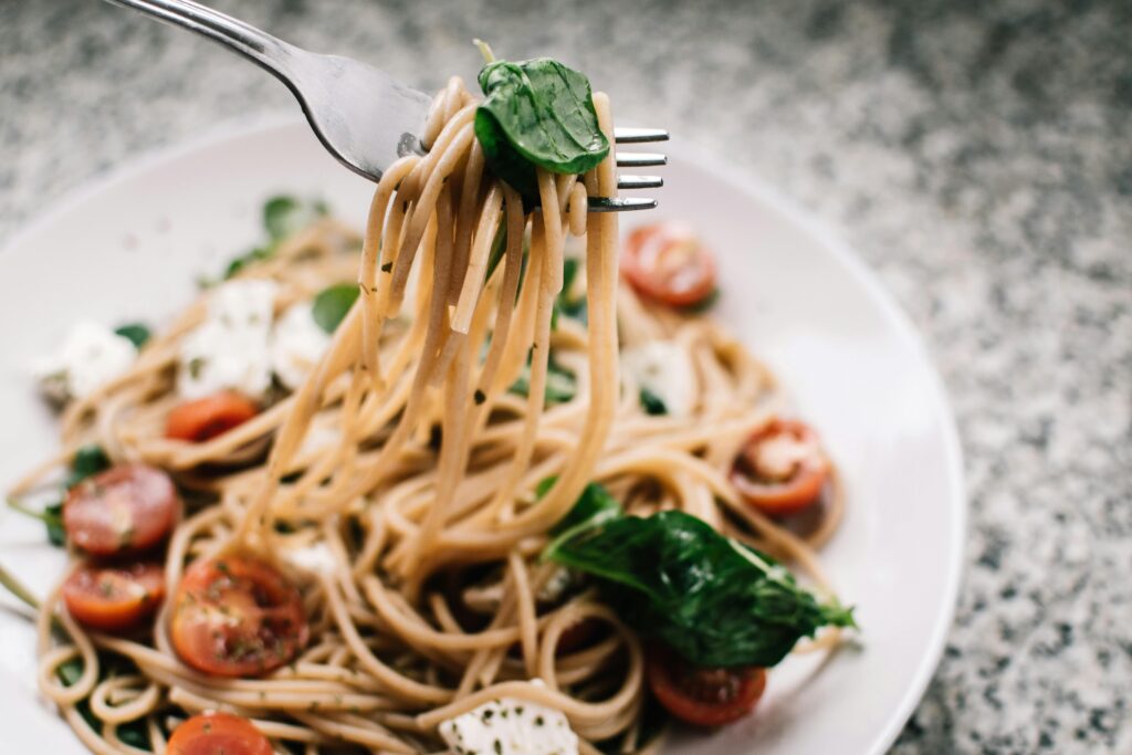 ํ์คํ๐ ๋ค์ด์ดํธ, 40๋๋ ์ด ์์ฐ๊ฒ ๋จน๋ ๋ฐฉ๋ฒ! Delicious whole wheat pasta with fresh spinach, cherry tomatoes, and feta cheese in a close-up shot.